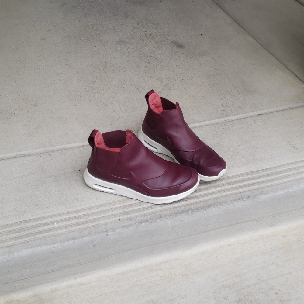 Nike Women’s Maroon Slip-On Sneakers with White Sole - Picture 8 of 8